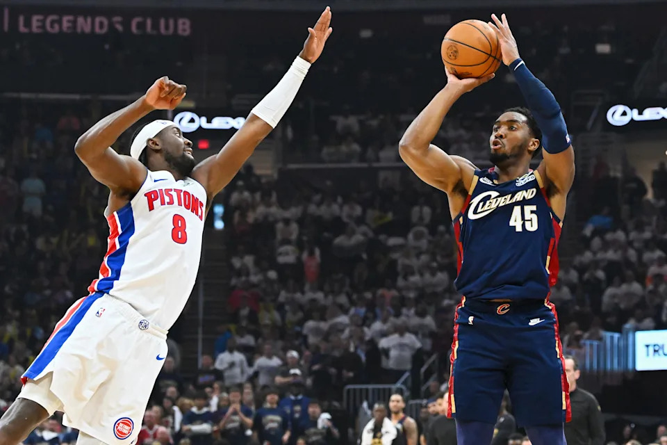 El escolta de los Cleveland Cavaliers, Donovan Mitchell (45), dispara al escolta de los Detroit Pistons, Caris LeVert, durante el Juego 4 de la segunda ronda de los playoffs de la NBA el 1 de mayo de 2026, en Cleveland.