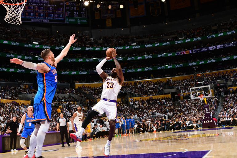 LOS ÁNGELES, CA – 9 DE MAYO: LeBron James # 23 de Los Angeles Lakers dispara el balón durante el partido contra el Oklahoma City Thunder en la Segunda Ronda de los Playoffs de la NBA de 2026 el 9 de mayo de 2026 en Crypto.Com Arena en Los Ángeles, California. NOTA PARA EL USUARIO: El Usuario reconoce y acepta expresamente que, al descargar y utilizar esta Imagen, acepta los términos y condiciones del Acuerdo de licencia de imágenes de Getty Images. Aviso de derechos de autor: Copyright 2026 NBAE Adam Pantozzi/NBAE vía Getty Images/AFP (Por Adam Pantozzi/NBE/Getty Images/Getty Images vía AFP)