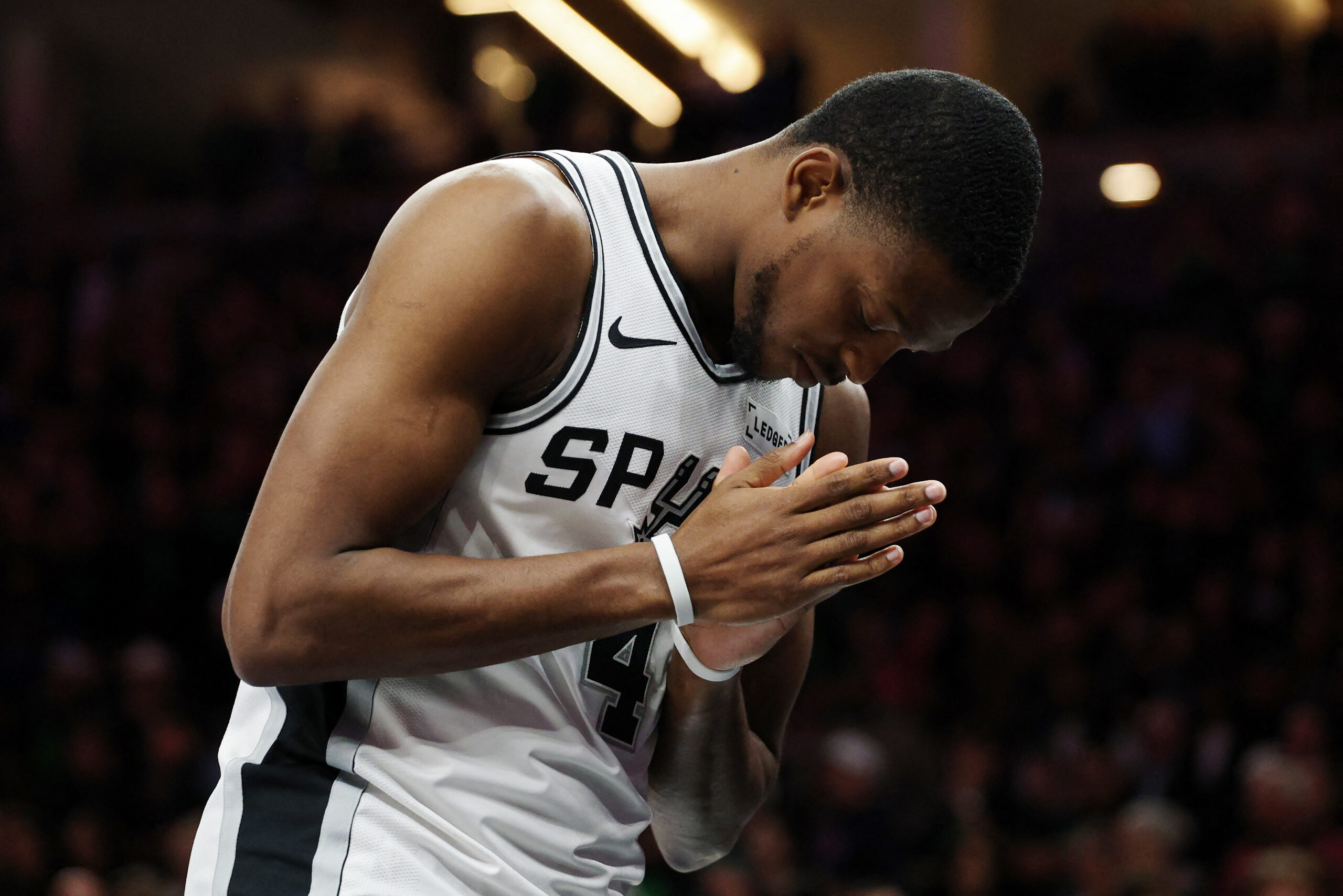De'Aaron Fox aparece para el Juego 1 de los Playoffs de la NBA Spurs vs Thunder