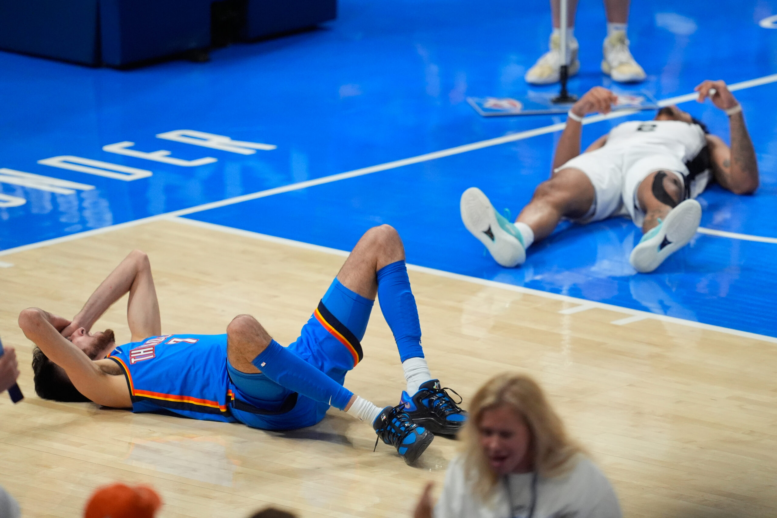 El pívot del Oklahoma City Thunder, Chet Holmgren (7), y el escolta de los San Antonio Spurs, Dylan Harper (2), reaccionan después de una falta durante la segunda mitad del Juego 2 de las finales de la Conferencia Oeste de los playoffs de baloncesto de la NBA, el miércoles 20 de mayo de 2026, en Oklahoma City.