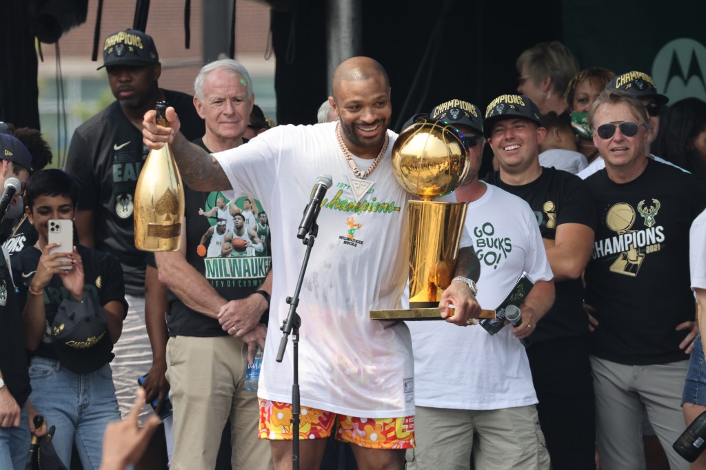     PJ Tucker # 17 de los Milwaukee Bucks celebra con el Trofeo Larry O'Brien durante su Desfile de la Victoria y Rally de las Finales de la NBA de 2021 el 22 de julio de 2021 en el Estadio Fiserv en Milwaukee, Wisconsin. 