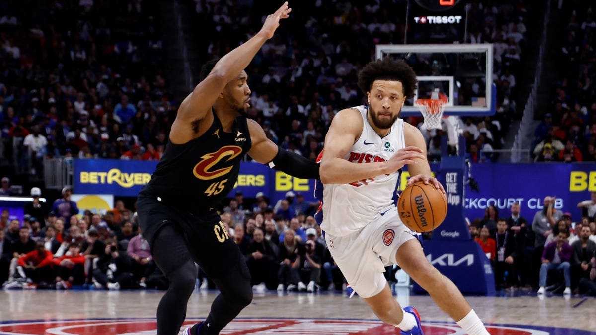 El PG de los Detroit Pistons, Cade Cunningham, conduce hacia la canasta sobre el SG de los Cleveland Cavaliers, Donovan Mitchell, durante el Juego 1 de su serie de segunda ronda de los playoffs de la NBA de 2026 en el Little Caesars Arena en Michigan.