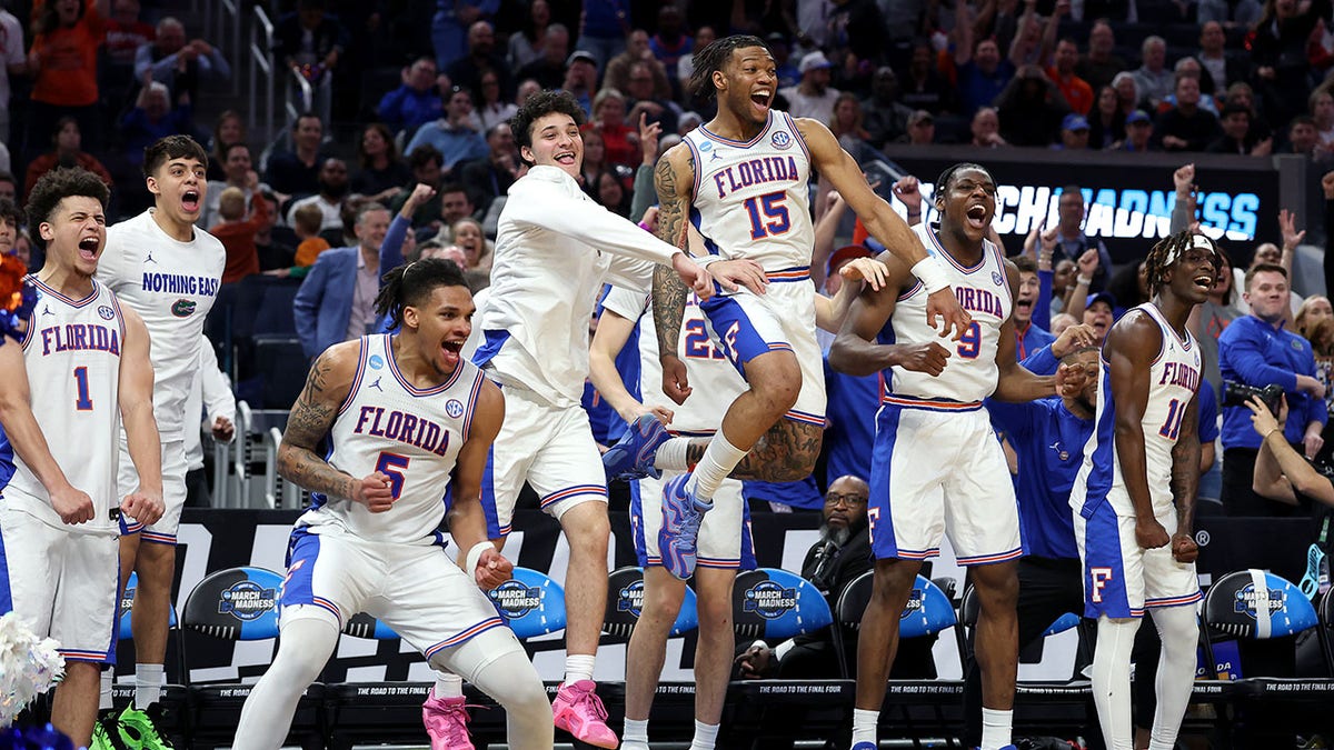 Los jugadores de baloncesto de los Florida Gators celebran en la cancha durante el partido contra los Maryland Terrapins