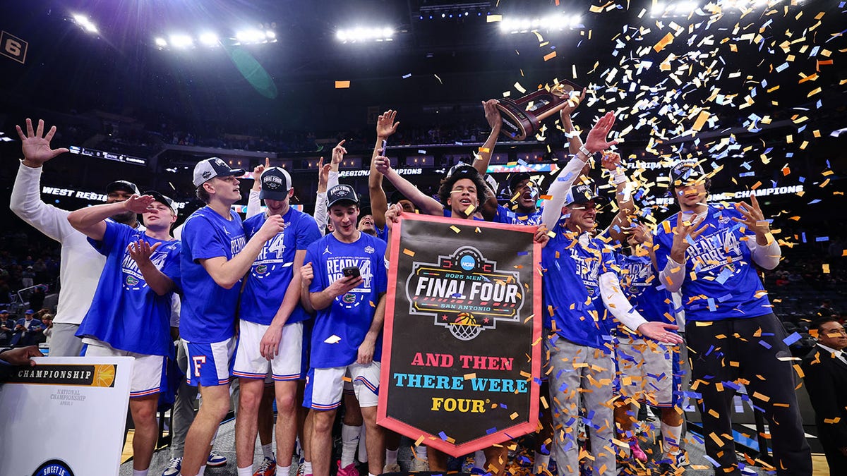 Los jugadores de baloncesto de los Florida Gators celebran en la cancha del Chase Center
