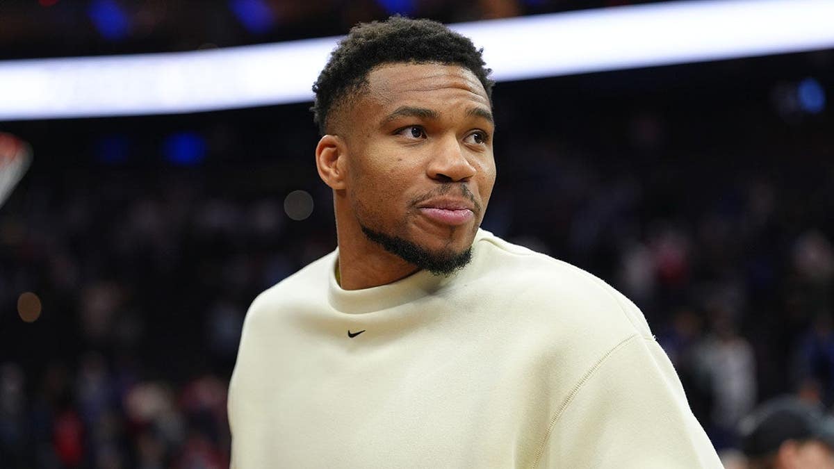 El delantero de los Milwaukee Bucks, Giannis Antetokounmpo, observa después de un partido en Xfinity Mobile Arena
