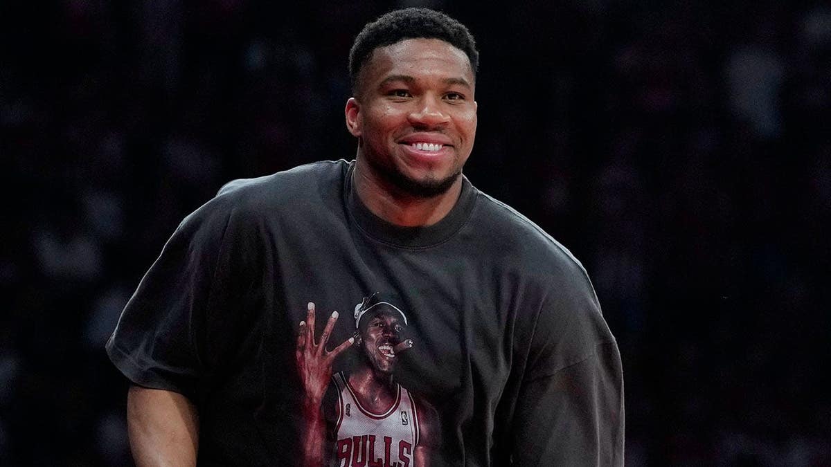 Giannis Antetokounmpo camina por la cancha durante el torneo de baloncesto de la Euroliga