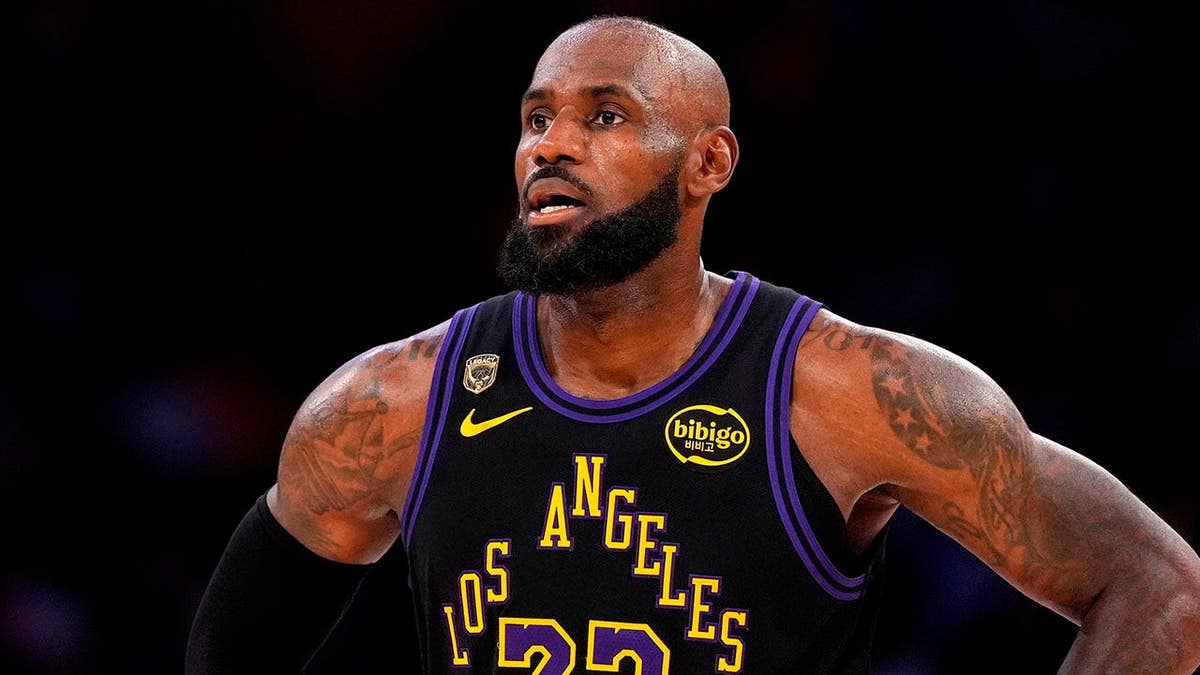 LeBron James se encuentra en la cancha de baloncesto durante el partido de las Finales de la NBA.