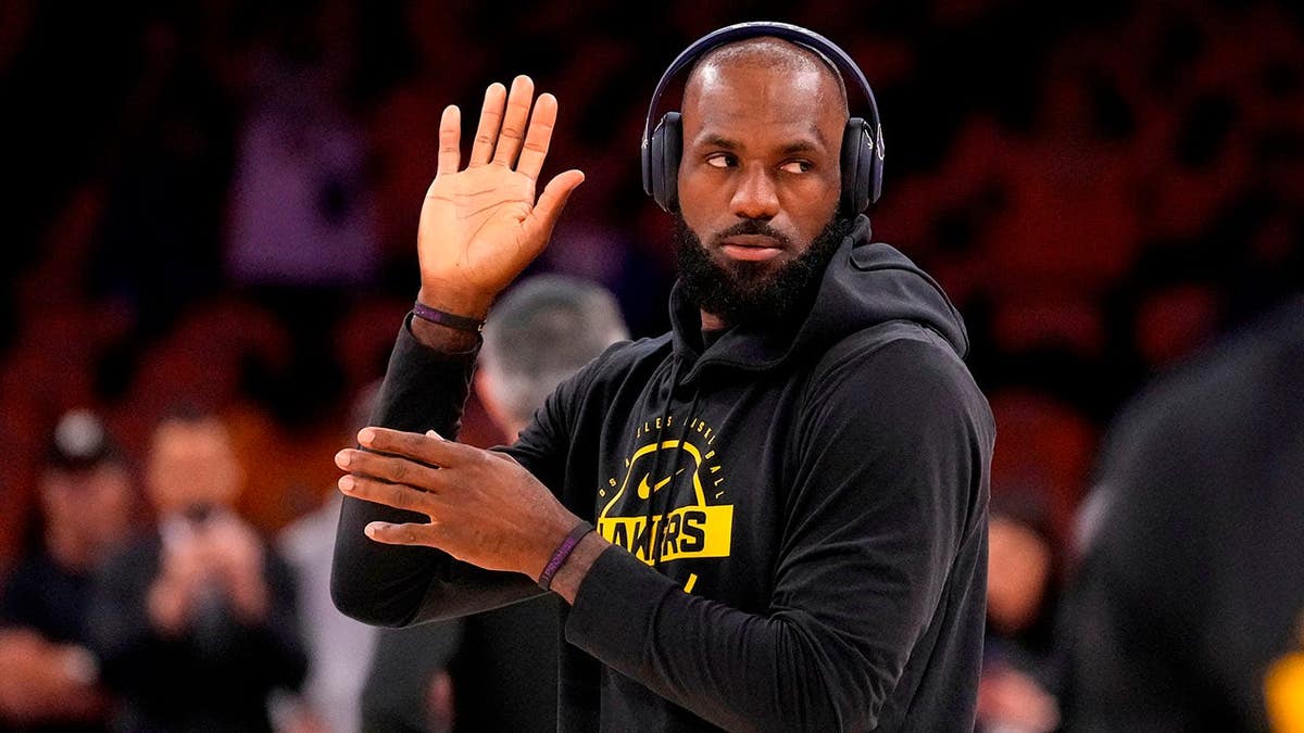 LeBron James camina hacia la cancha de baloncesto para calentar