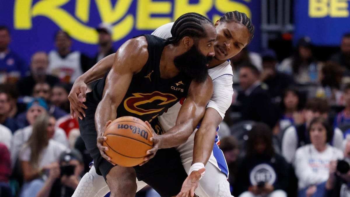 El base de los Cleveland Cavaliers, James Harden, es defendido por el ala de los Detroit Pistons, Ausar Thompson, durante el primer juego de las semifinales de la Conferencia Este de 2026.