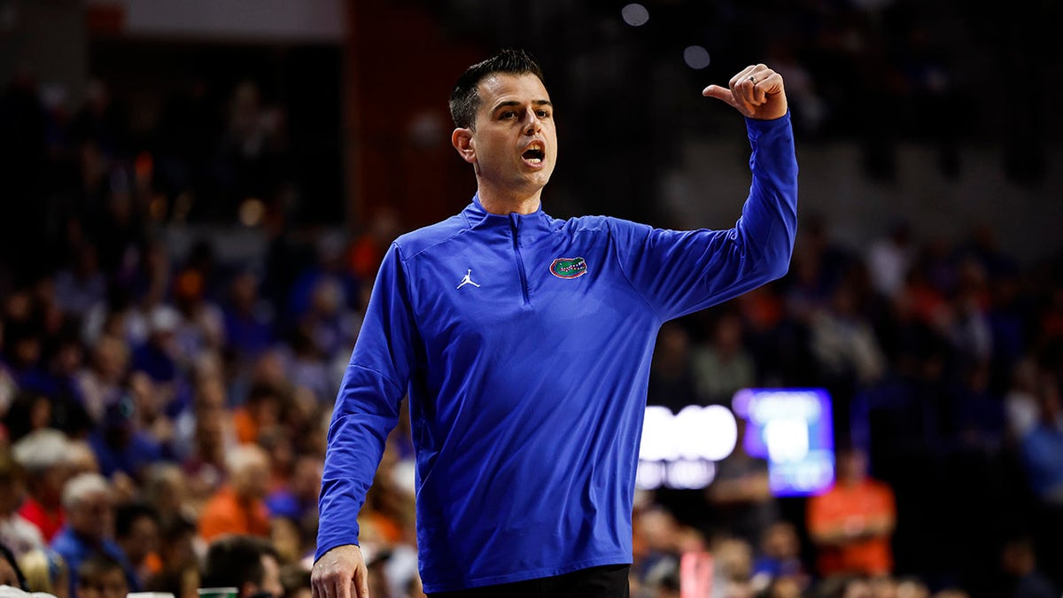 El entrenador en jefe de los Florida Gators, Todd Golden, se concentra en el banco durante un partido de baloncesto.
