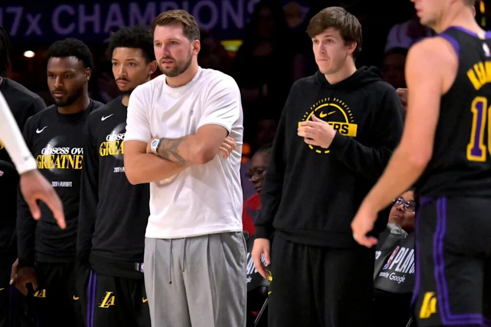 21 de abril de 2026; Los Ángeles, California, Estados Unidos; El guardia de Los Angeles Lakers, Luka Doncic (77) y el guardia Austin Reaves (15), miran desde las gradas durante la segunda mitad del segundo juego de la primera ronda de los Playoffs de la NBA de 2026 contra los Houston Rockets en Crypto.com Arena. Crédito: Jayne Kamin-Oncea-Imagn Images