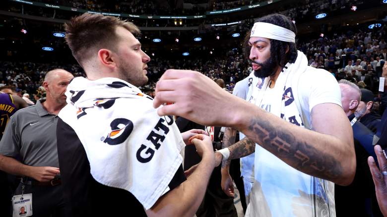 Luka Dončić le da la mano a Anthony Davis después del partido en Dallas en medio de especulaciones de que Davis será enviado a los Lakers.