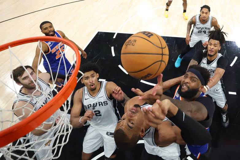 El pívot de los New York Knicks, Mitchell Robinson, y la estrella de los San Antonio Spurs, Victor Wembanyama, compiten por un rebote debajo de la canasta durante el Juego 5 de las Finales de la NBA de 2026 en San Antonio.