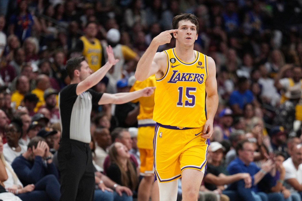El jugador de los Lakers, Austin Reaves, señala su cabeza durante el juego.