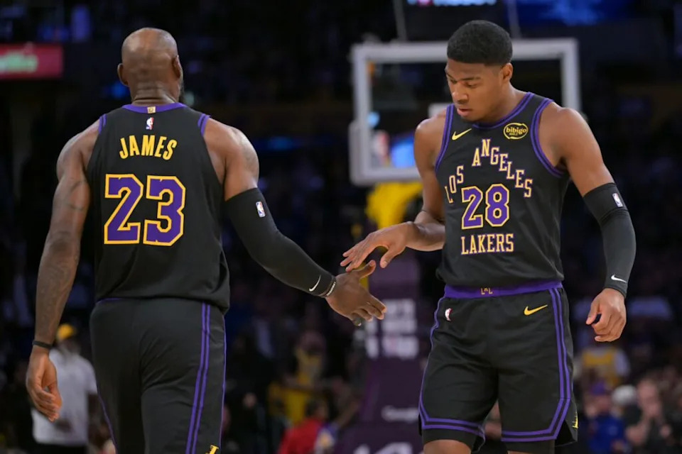 21 de abril de 2026; Los Ángeles, California, Estados Unidos; El delantero de Los Angeles Lakers, LeBron James (23) y Rui Hachimura (28), en la cancha durante la primera mitad del segundo juego de la primera ronda de los Playoffs de la NBA de 2026 contra los Houston Rockets en Crypto.com Arena. Crédito: Jayne Kamin-Oncea-Imagn Images