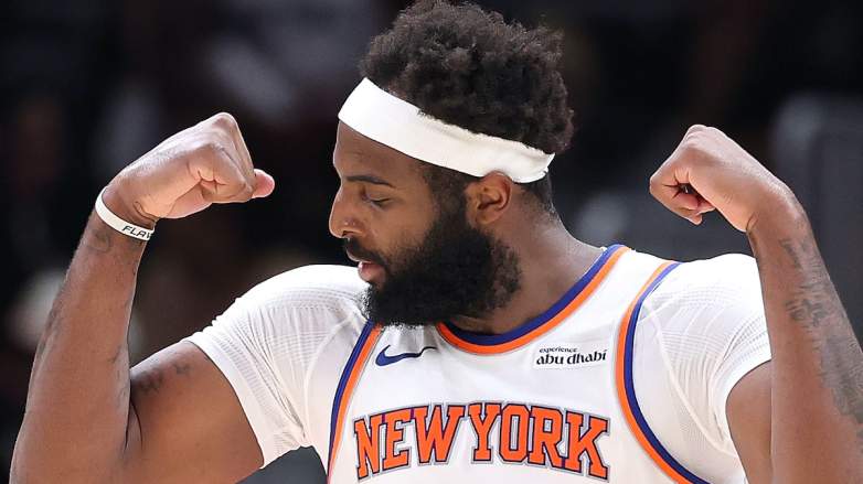 Mitchell Robinson #23 de los New York Knicks reacciona después de la canasta.